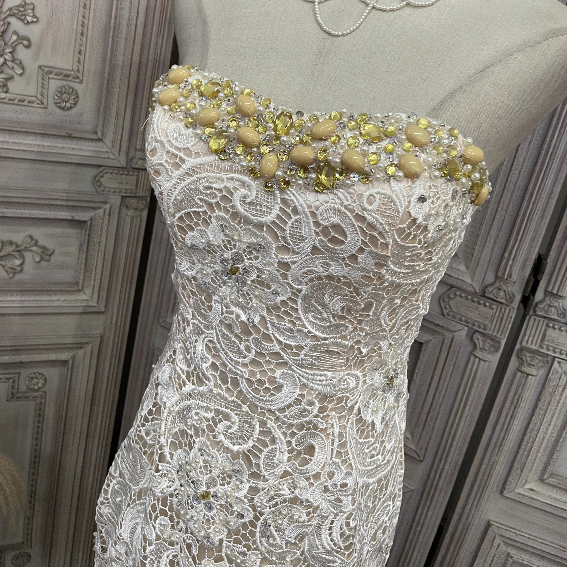 Custom White Lace Long Gowns Manufacturer (3)