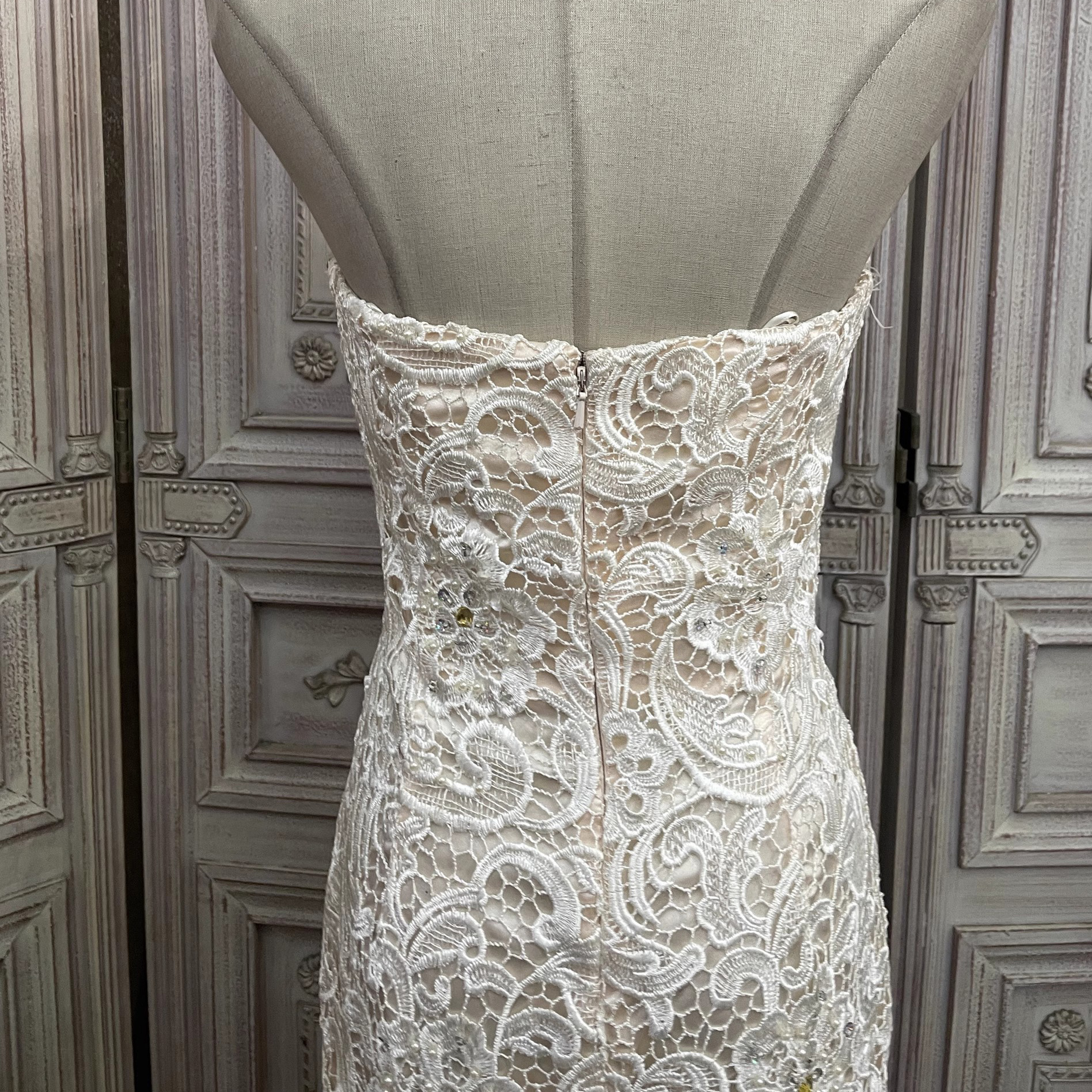 Custom White Lace Long Gowns Manufacturer (7)